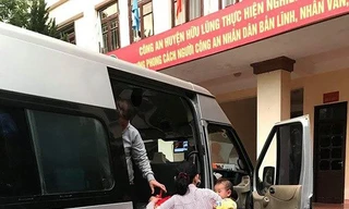 Hai người phụ nữ bị nghi bắt cóc trẻ em được đưa đến công an huyện Hữu Lũng để xác minh, làm rõ. Ảnh: TL