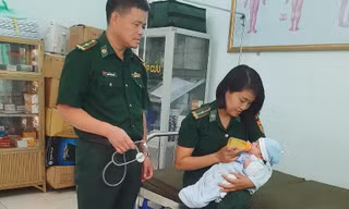 Sau khi quân y Biên phòng Chi Ma chăm sóc, trẻ sơ sinh được bàn giao cho Trung tâm Bảo trợ XH tỉnh Lạng Sơn .Ảnh: Duy Chiến