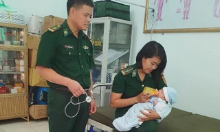 Sau khi quân y Biên phòng Chi Ma chăm sóc, trẻ sơ sinh được bàn giao cho Trung tâm Bảo trợ XH tỉnh Lạng Sơn .Ảnh: Duy Chiến