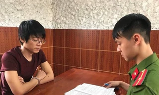 Đối tượng Tùng (bìa trái) khai nhận hành vi tại cơ quan công an .Ảnh: Minh Anh