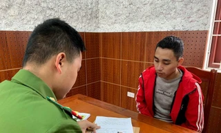 Đối tượng Hùng (bìa phải) tại cơ quan công an .Ảnh: Huyền Mỹ