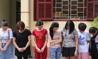 Các đối tượng chủ, ghi lô đề tại cơ quan công an .Ảnh: N. My