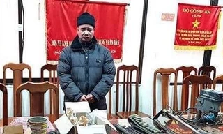 Đối tượng Thúy cùng tang vật tại cơ quan công an .Ảnh: V. Dũng 