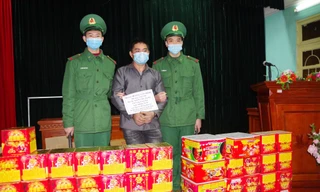 Đối tượng Mình (giữa) cùng tang vật .Ảnh: V. Toàn 