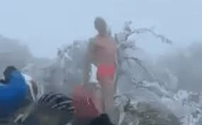 Người đàn ông cởi trần giữa Mẫu Sơn băng tuyết trắng trời