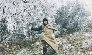 Để chống lại cái rét buốt ở nơi còn băng tuyết, nhiều người khoác cả chăn lên người. Ảnh: Nông Thọ 