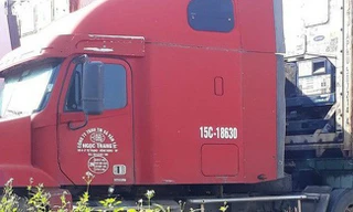 Cánh lái xe phát hiện trên cabin xe container đã tử vong từ lâu .Ảnh: TL