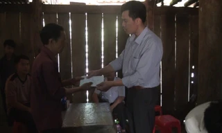 Đại diện chính quyền huyện Bảo Lâm thăm hỏi, hỗ trợ gia đình người xấu số .Ảnh: TL