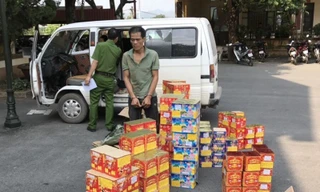 Đối tượng Thưởng cùng tang vật tại trụ sở công an. Ảnh: Hoàng Anh