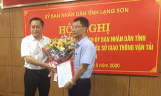 Ông Trần Văn Vương (phải) nhận quyết định bổ nhiệm đảm trách chức vụ Phó giám đốc Sở GT-VT Lạng Sơn .Ảnh: Duy Chiến