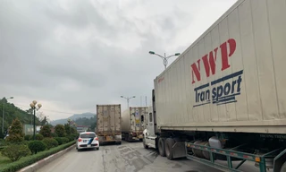 Hàng hóa vẫn xếp hàng chờ thông quan bán sang Trung Quốc trong ngày 1/5 .Ảnh: Duy Chiến