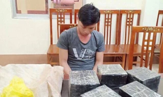 Đối tượng Ninh cùng tang vật tại cơ quan công an Lạng Sơn .Ảnh: Duy Chiến