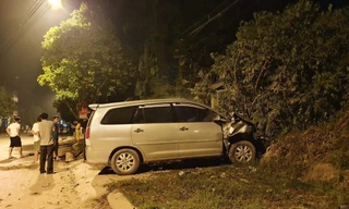 Hiện trường vụ tai nạn. Chỉ khi xe ô tô Inova đâm vào bờ đất mới dừng xe lại .Ảnh: Duy Chiến