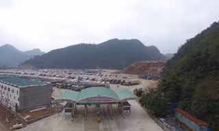 Xe chở hàng nông sản đỗ tràn tại cửa khẩu Tân Thanh chờ thông quan bán hàng sang Trung Quốc .Ảnh:TL