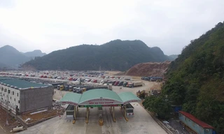 Xe chở hàng nông sản đỗ tràn tại cửa khẩu Tân Thanh chờ thông quan bán hàng sang Trung Quốc .Ảnh:TL