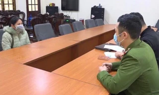 Bà Dâng (bìa trái) trình bày với các cơ quan chức năng về hành vi rời Trung đoàn 123 Lạng Sơn .Ảnh: TL