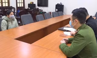 Bà Dâng (bìa trái) trình bày với các cơ quan chức năng về hành vi rời Trung đoàn 123 Lạng Sơn .Ảnh: TL