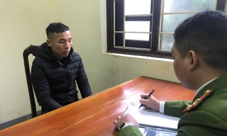 Đối tượng Tiến (bìa trái) khai nhận hành vi tại cơ quan công an *ảnh: N. Thái