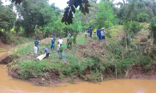 Lực lượng chức năng an táng người xấu số theo phong tục địa phương *ảnh: TL