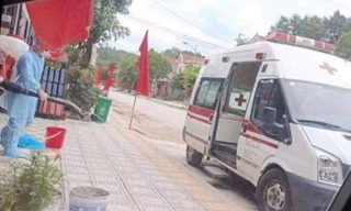 Các ngành chức năng tiến hành phun tiêu độc, khử trùng, áp dụng các biện pháp y tế đối với Khu 7, thị trấn Đình Lập, huyện Đình Lập , Lạng Sơn .Ảnh: Duy Chiến