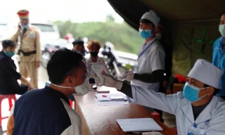 Các chốt kiểm tra đo thân nhiệt, các biện pháp y tế người và phương tiện qua địa bàn Lạng Sơn .Ảnh: Duy Chiến