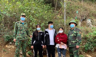 Ba người Trung Quốc (giữa) bị lực lượng Biên phòng Tân Thanh ngăn chặn xâm nhập trái phép trên biên giới .Ảnh: Duy Chiến 