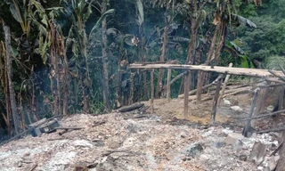 Do trời hanh khô nên chỉ thời gian ngắn, ngôi nhà đã bị thiêu rụi .Ảnh: TL 