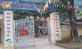 Trường Tiểu học-THCS Mỏ Đá, nơi ông Q công tác rất gần gia đình bà T. Hiện cả hai đang bị tạm đình chỉ công tác .Ảnh: Duy Chiến