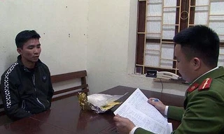 Đối tượng Xương (bìa trái) tại cơ quan điều tra .Ảnh: TL