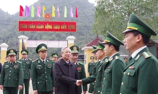 Đồng chí Trần Quốc Vượng (bìa trái và lãnh đạo tỉnh Cao Bằng tặng quà cho đồng bào biên giới .Ảnh Trần Đức