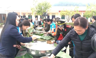 Thi gói bánh chưng tặng cán bộ chiến sỹ và người nghèo biên giới. Ảnh: Đoàn Văn Thụ