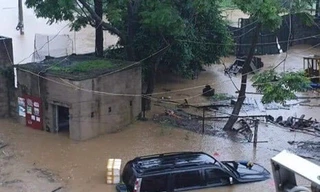 Hàng loạt xe ô tô bị chìm trong nước trên đường phố .Ảnh: TCB