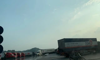 Với khoảng 2500 xe chở hàng còn tồn tại cửa khẩu Lạng Sơn, mong ngóng nhanh chóng xuất bán nên một số người trong "Đội lái xe chuyên trách" lợi dụng để chèn ép .Ảnh: Duy Chiến 