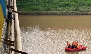 Lực lượng cứu hộ đang nỗ lực tìm kiếm tung tích cô gái .Ảnh: Duy Chiến