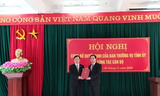 Ông Nguyễn Đức Quý (bìa trái) nhận quyết định của lãnh đạo Tỉnh ủy Lạng Sơn 