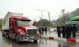 Đoàn xe chờ hàng xuất khẩu sang Trung Quốc được kiểm tra nghiêm ngặt về y tế cũng như nhân thân tài xế .Ảnh: Duy Chiến