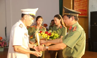 Đại tá Nguyễn Minh Tuấn (bìa trái) nhận Quyết định bổ nhiệm chức vụ Phó giám đốc công an Lạng Sơn .Ảnh: Duy Chiến