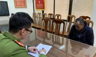 Đôi tượng Hiếu (bìa phải), khai nhận hành vi tại cơ quan công an Lạng Sơn .Ảnh: TL 