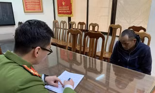 Đôi tượng Hiếu (bìa phải), khai nhận hành vi tại cơ quan công an Lạng Sơn .Ảnh: TL 