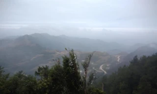 Băng tuyết đã tan trên đỉnh Mẫu Sơn, chỉ còn vệt trắng phía xa chân trời. Ảnh: TL