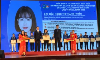 Đại diện Lãnh đạo Trung ương Đoàn và tỉnh Lạng Sơn tôn vinh 26 thanh niên xuất sắc nhận Bằng khen của trung ương Đoàn .Ảnh: Duy Chiến 