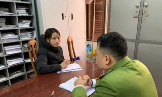 Đối tượng Thương (trái) khai nhận hành vi tại cơ quan công an .Ảnh: Huyền Mỹ