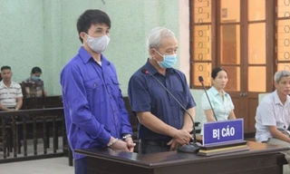 Bị cáo Dậu (trái) và Kim (phải), ra tòa lĩnh án .Ảnh: P.O