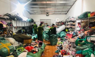 Lực lượng chức năng tiến hành kiểm tra "tổng kho" của gia đình bà Huyền, phát hiện hàng hóa không có giấy tờ hợp lệ .Ảnh: Duy Chiến 