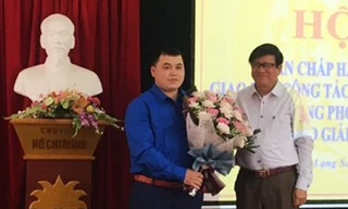 Anh Lăng Văn Chí (bìa trái) nhận hoa chúc mừng của lãnh đạo Ban tổ chức Tỉnh ủy Lạng Sơn .Ảnh: Duy Chiến