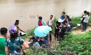 Chiều 10/7 sau thời gian tìm kiếm đã vớt được thi thể cô D lên bờ sông Kỳ Cùng .Ảnh: DC