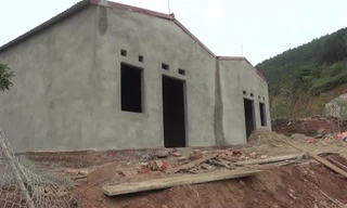 Hàng loạt ngôi nhà bỗng "mọc" lên trên khu đất dự án làm đường .Ảnh: H.N