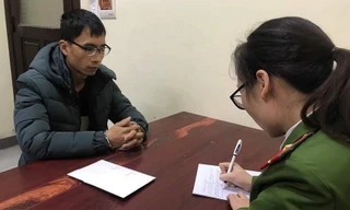 Đối tượng Thụ (bìa trái) khai nhận hành vi trộm cắp tại cơ quan công an .Ảnh: A. Khoa 