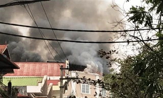 Ngọn lửa, khói bốc lên dữ dội từ sân thượng nhà hàng Thu Tường .Ảnh: PV