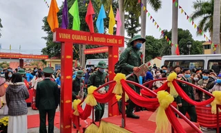 Các tân binh hăng hái bước qua cầu vinh quang lên đường tòng quân bảo vệ Tổ quốc .Ảnh: Dương Nguyên 